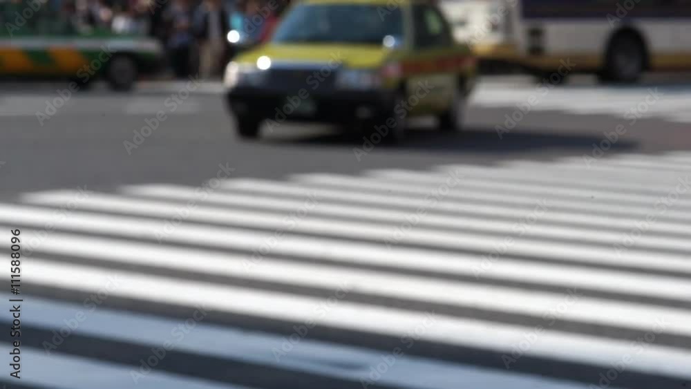 混雑する東京・渋谷の交差点(歩行者・足元) 混雑する東京・渋谷の交差点(歩行者・足元)