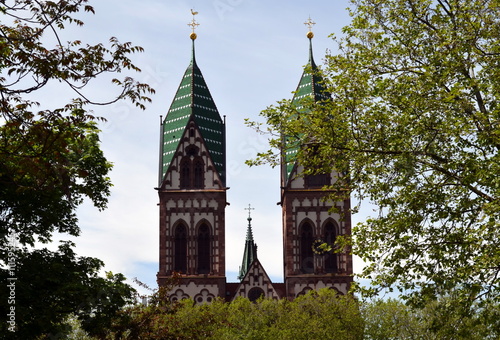 Herz-Jesu-Kirche hinter Bäumen photo