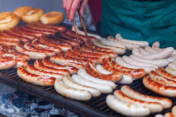 Stickers Grill / Barbecue Rijen braadworsten op grote grill  © Christian Müller