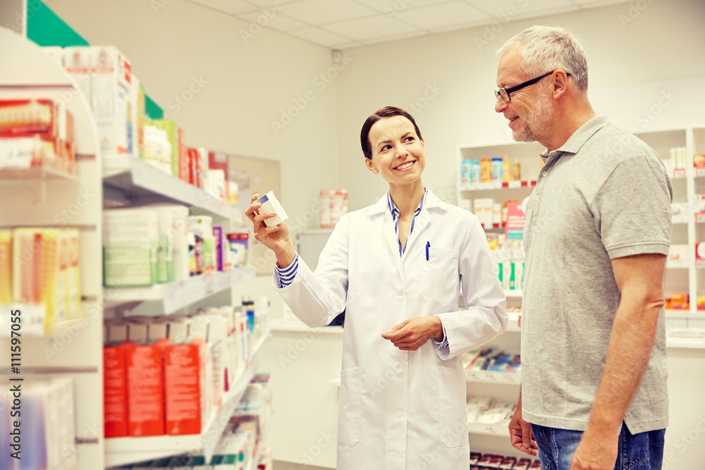 Obraz premium pharmacist showing drug to senior man at pharmacy