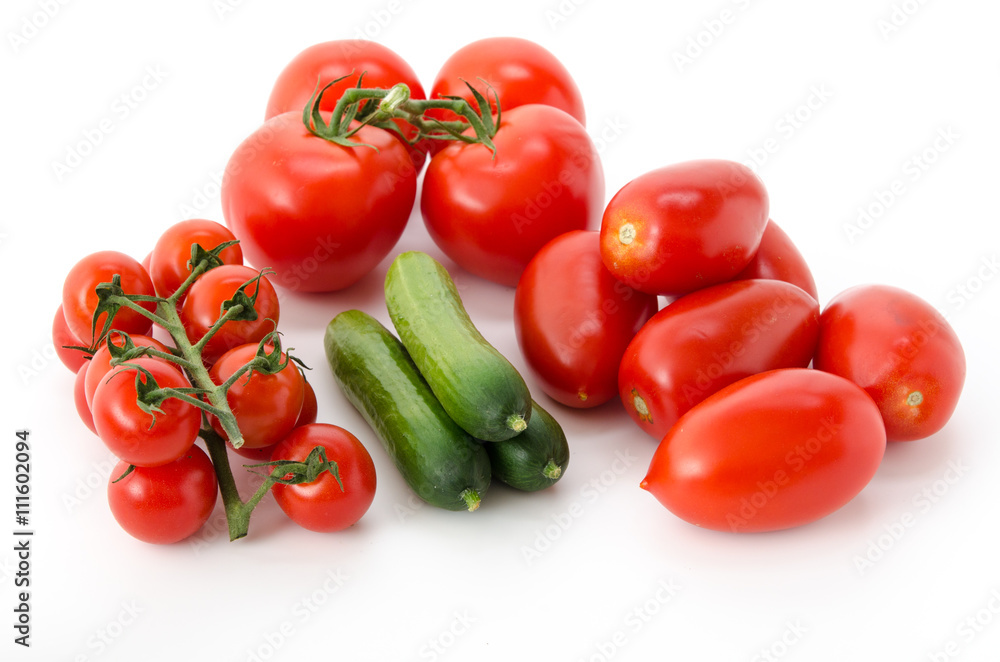 Verschiedene Tomatensorten und Gurken