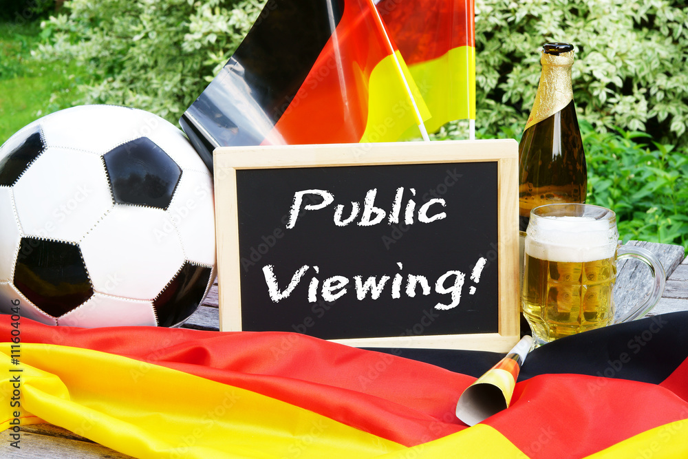 Public viewing, Fußball-EM, Fussball-EM, Fußball, Deutschlandfahne, Bier,  Bierglas, Tafel mit Schrift, Tröte Stock Photo