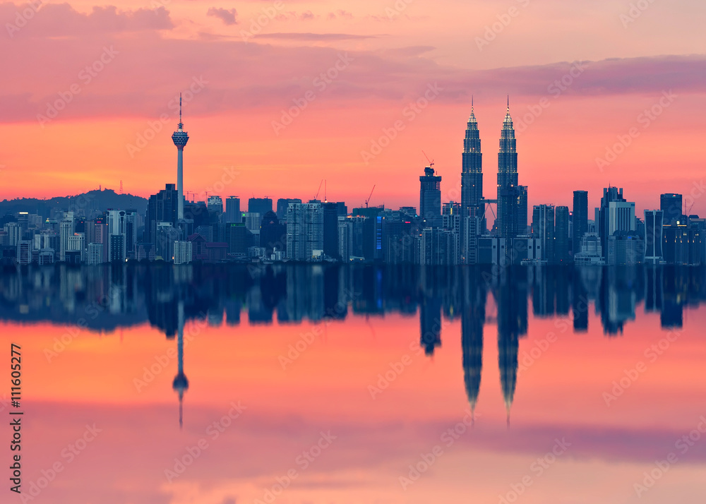 Naklejka premium Malowniczy widok na panoramę miasta Kuala Lumpur w sillhoute z pełną refleksją.