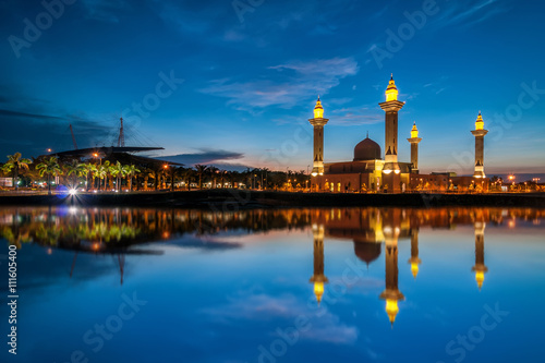 Bilde på lerret Beautiful view of mosque by the lakeside with full reflection during blue hour in the morning