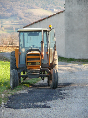 Tracteur en bord de route