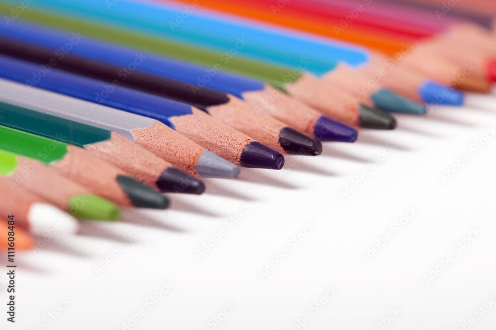 bunte Stifte in Reihe auf weißem Hintergrund, bunte Stifte in Reihe auf weißem Hintergrund,
