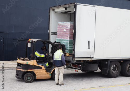 Fotografia LKW Ladevorgang mit Gabelstapler