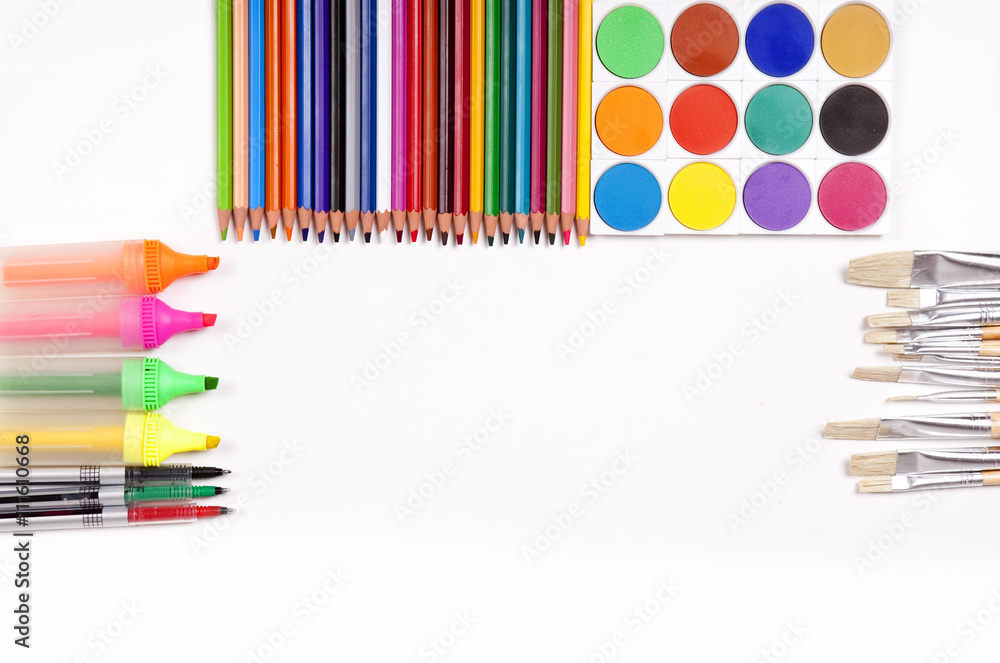 Obraz premium farbenfrohe Büroartikel auf weißem Hintergrund mit Textfeld