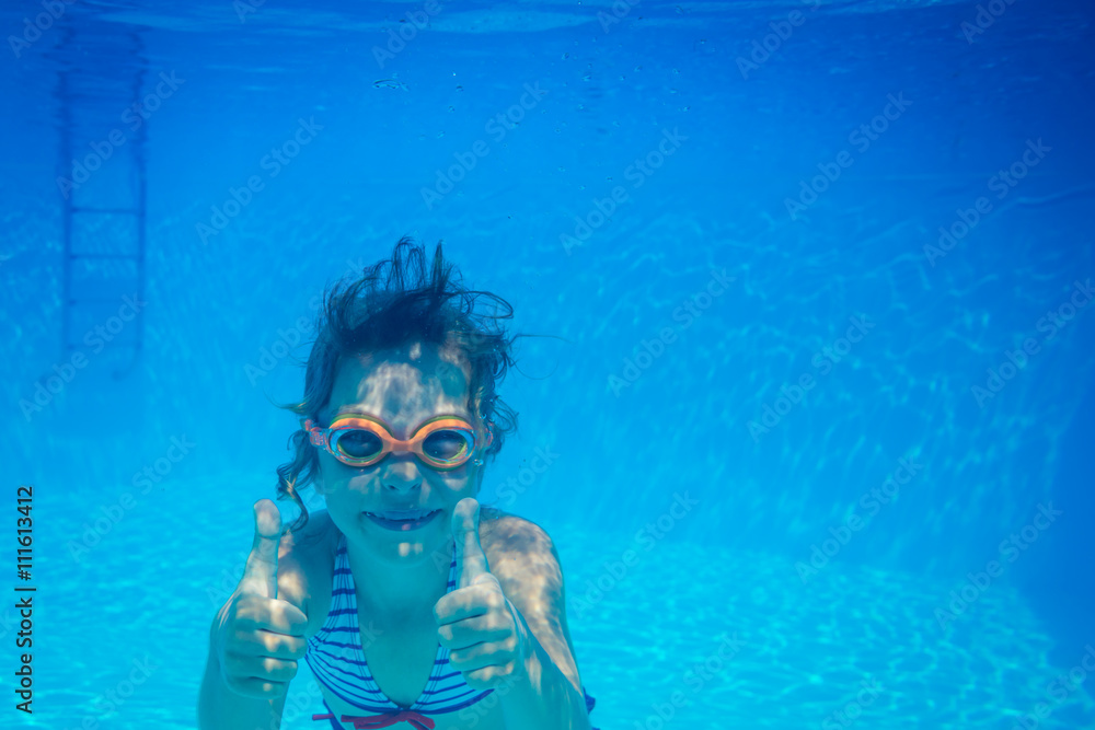 Naklejka premium Underwater portrait of child