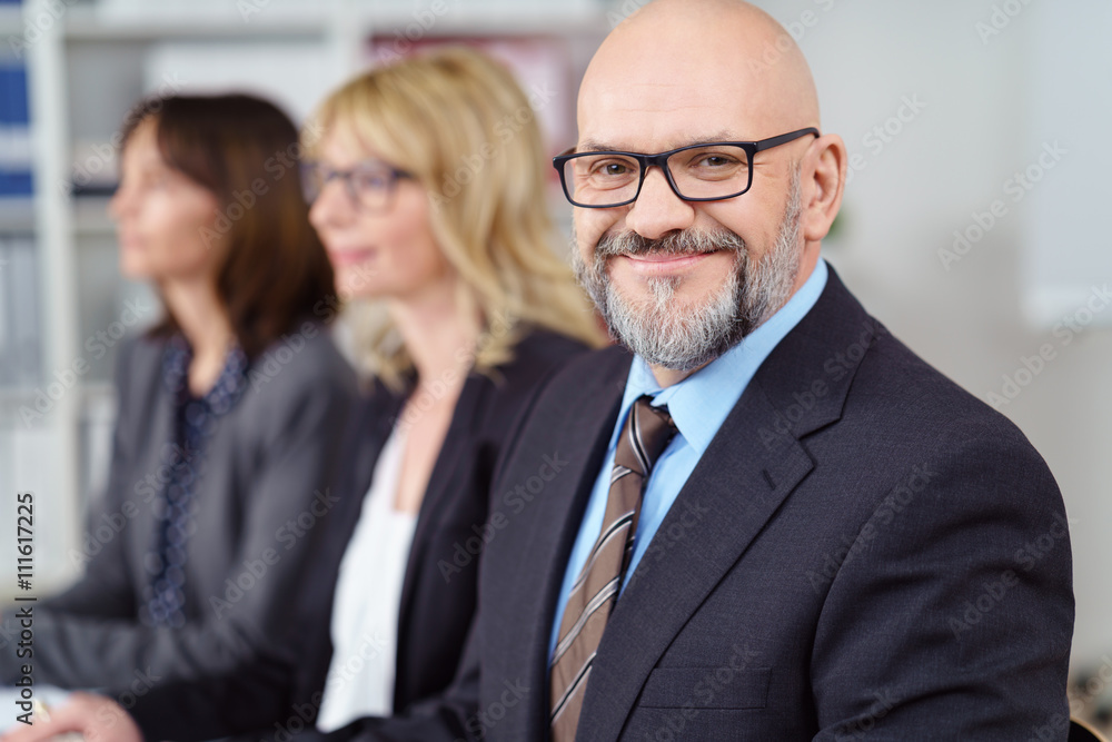erfolgreicher älterer geschäftsmann mit brille erfolgreicher älterer geschäftsmann mit brille