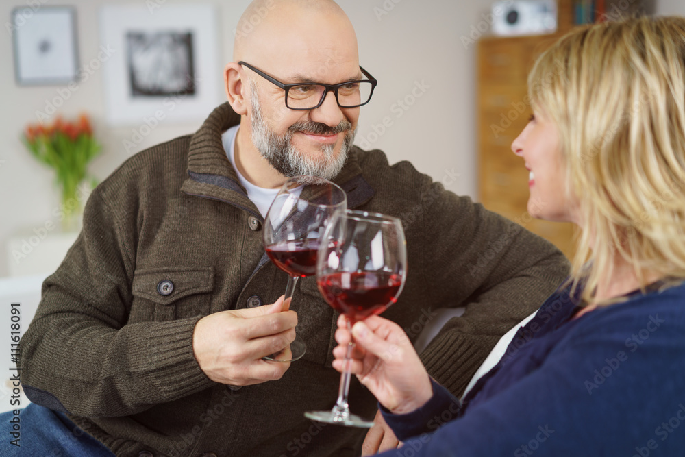 verliebtes älteres paar stößt mit rotwein an verliebtes älteres paar stößt mit rotwein an