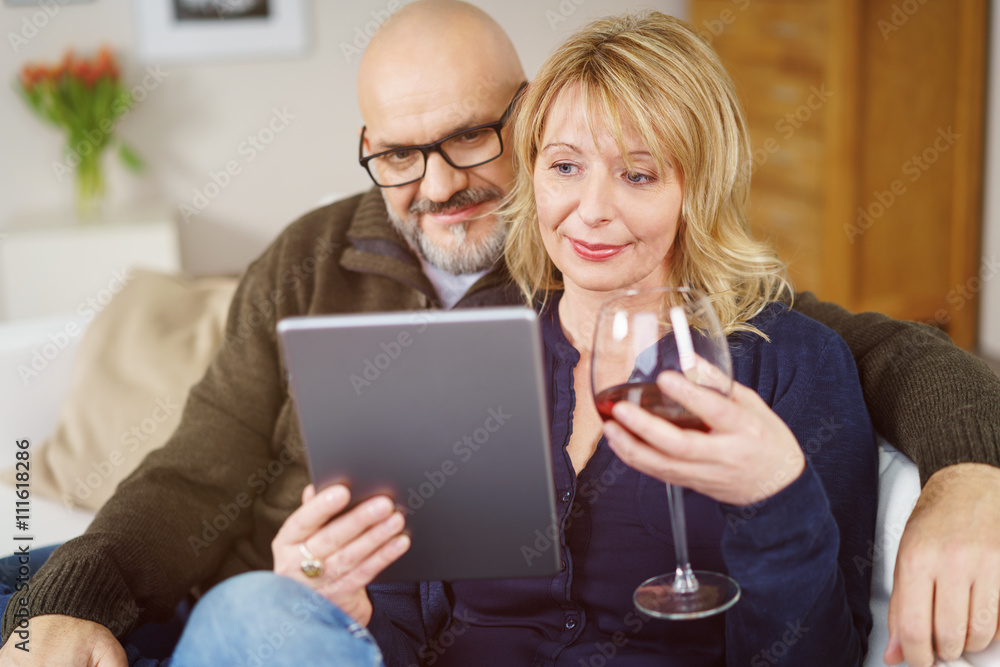 paar schaut gemeinsam auf ein tablet paar schaut gemeinsam auf ein tablet