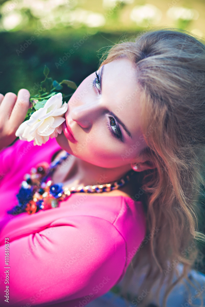 Naklejka premium Young girl with white rose