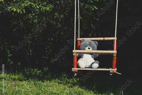 Foto Teddy bear on a swing