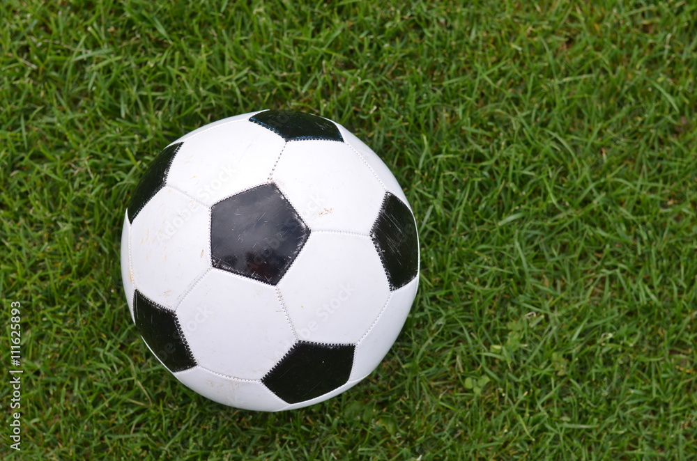 Fußball auf dem Fußballfeld Fußball auf dem Fußballfeld