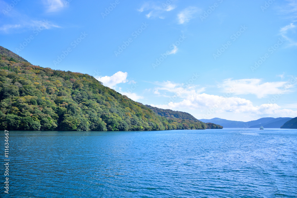 青空と新緑のコントラストが美しい箱根芦ノ湖