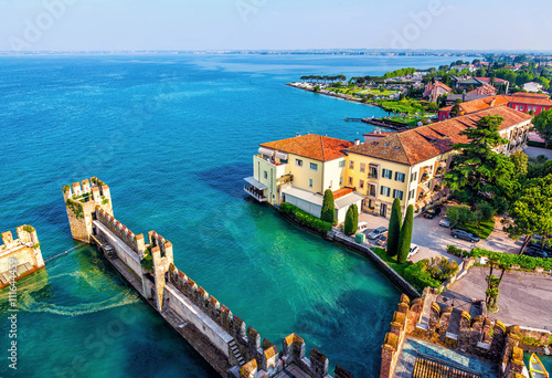 Photo View of the Italian town of Sirmione and Lake Garda from the tower Scaliger