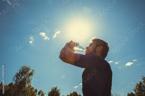 Мужчина пьет воду photo