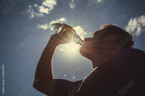 Мужчина пьет воду. 9