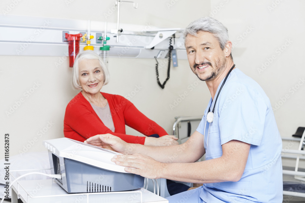 Obraz premium Physiotherapist Using Electromagnetic Machine