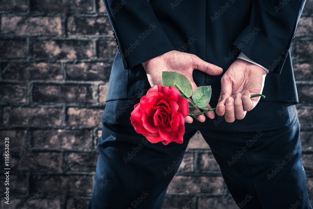 バラの花を持っているスーツの男性 Stock 写真 Adobe Stock