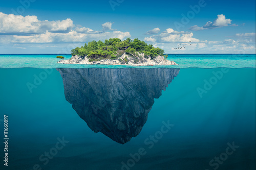 Photographie Idyllic solitude island with green trees in the ocean