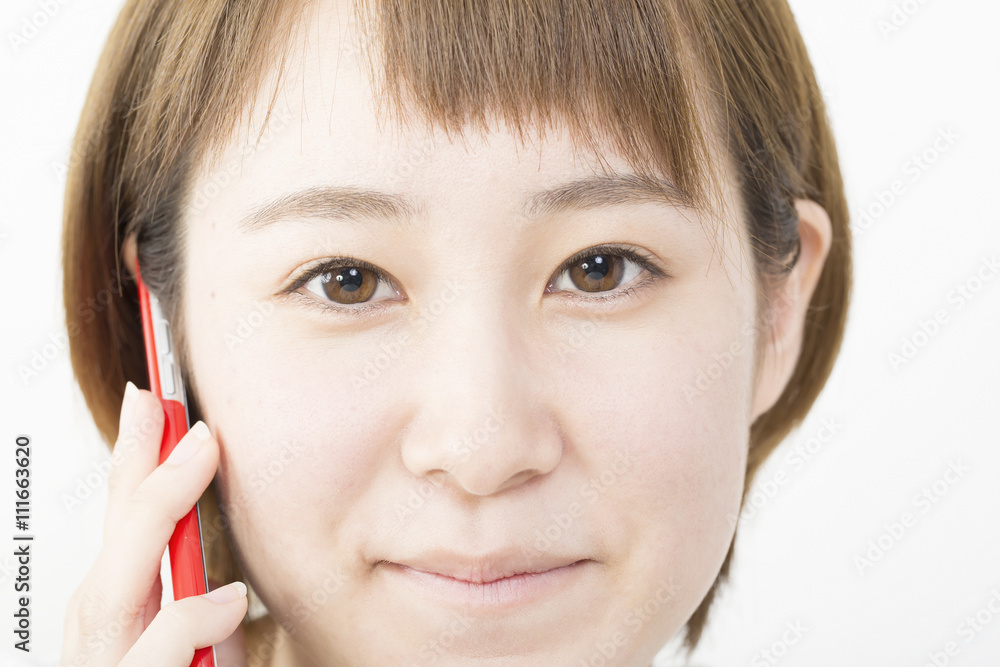 女性 スマホ 会話 カメラ目線 アップ 室内 白バック Stock Photo Adobe Stock
