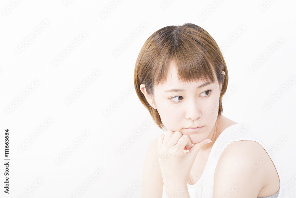 女性 ポートレート 見つめる 思う 悩む 考える バストアップ 夏服 白バック コピースペース 女性 ポートレート 見つめる 思う 悩む 考える バストアップ 夏服 白バック コピースペース