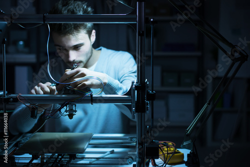 Obraz na płótnie Young engineer working on a 3D printer