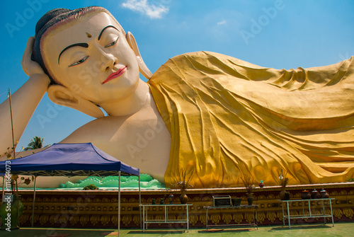 Canvas Print Mya Tha Lyaung Reclining Buddha. Bago. Myanma. Burma.