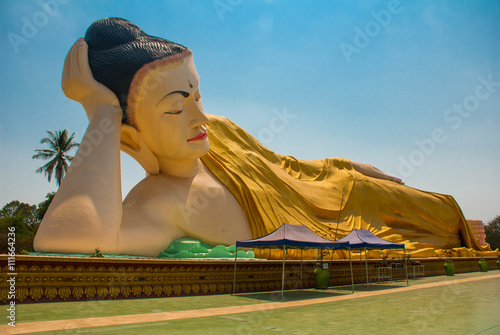 Canvas Print Mya Tha Lyaung Reclining Buddha. Bago. Myanma. Burma.