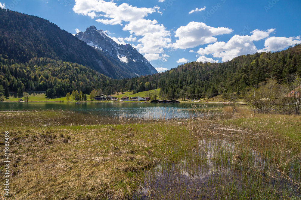 Blick auf den Lautersee und das Wettersteingebirge in Oberbayern