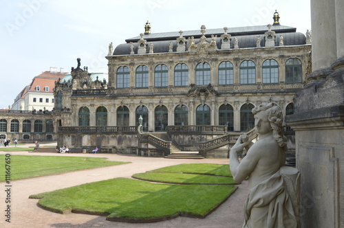 Dresden Zwinger mit Figur 