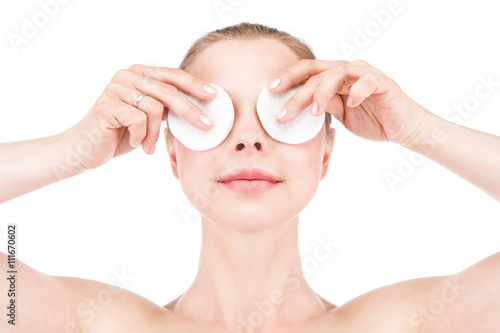 Женщина с ватными дисками