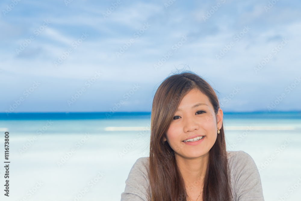 沖縄の海と笑顔の女性 沖縄の海と笑顔の女性