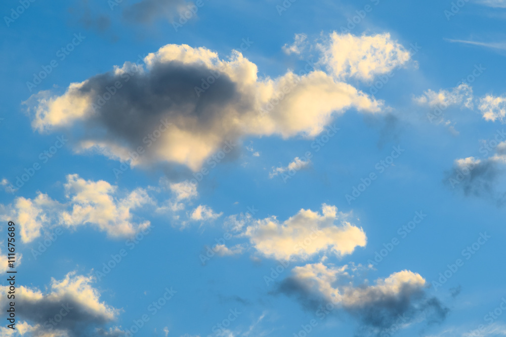 Obraz premium Clouds developing into a storm on a blue sky background