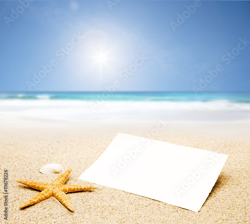 Leere Postkarte vor Sandstrand