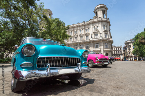 Vintage cars serving as taxi for tourists in Old Havana, Cuba © Roberto Lusso