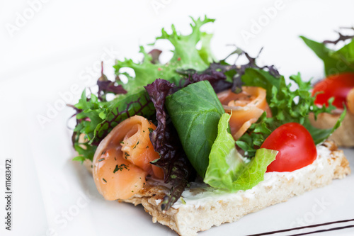 Salad with arugula, tomatoes and salmon