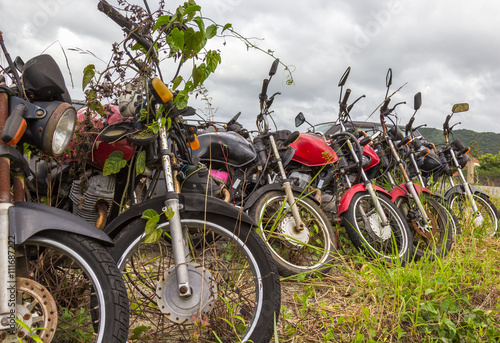 Motocicletas abandonadas. photo