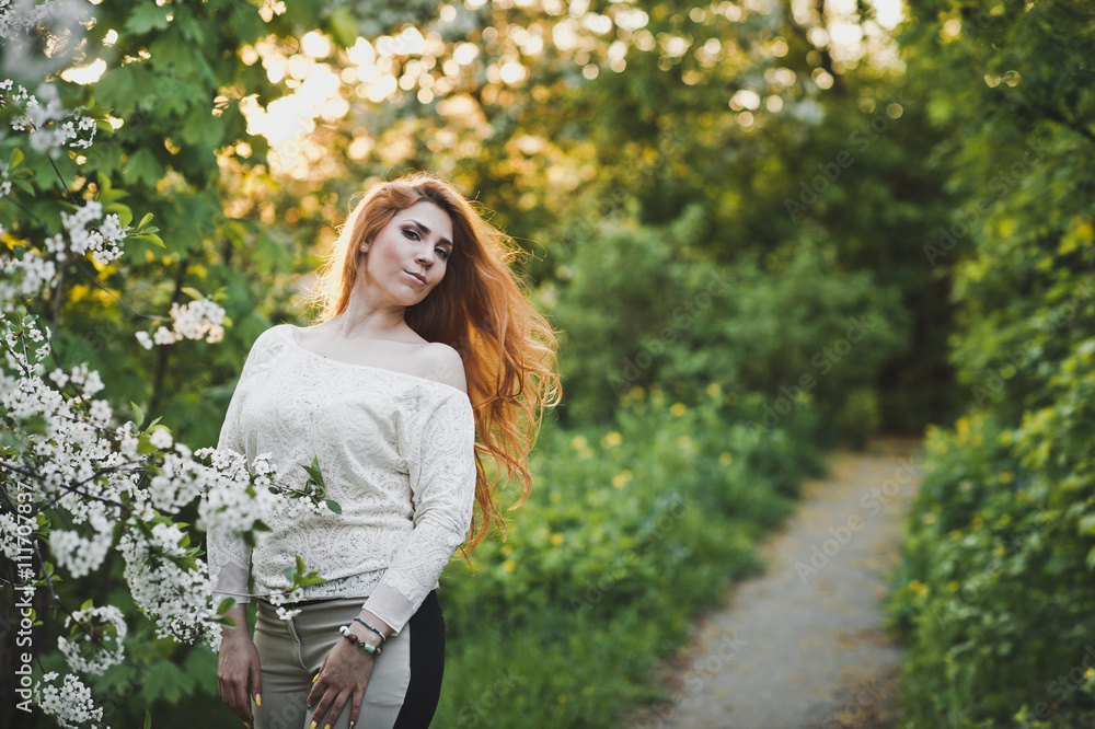 Portrait of radosti girls walking in the Park 6196.
