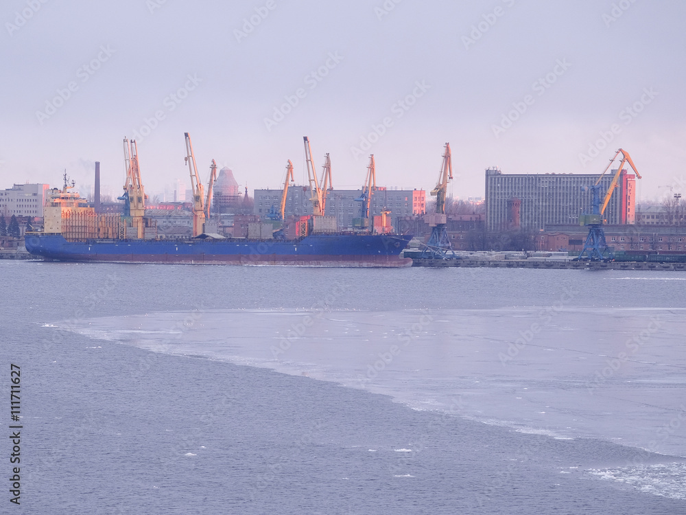 Naklejka premium Sankt-Peterburg harbour in a winter