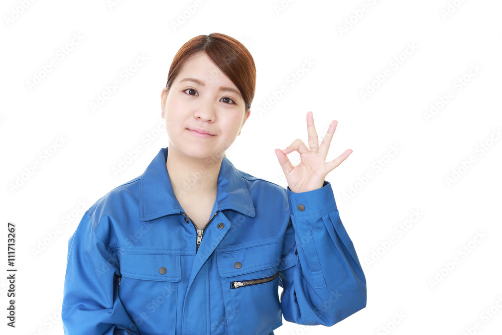笑顔の女性作業員