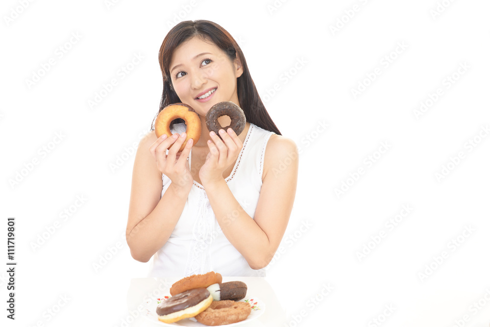 デザートを食べる女性