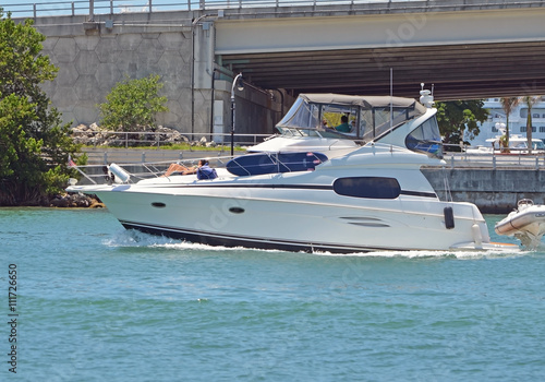 Upscale cabin cruiser on the florida intra-coastal waterway near Miami Beach © Wimbledon