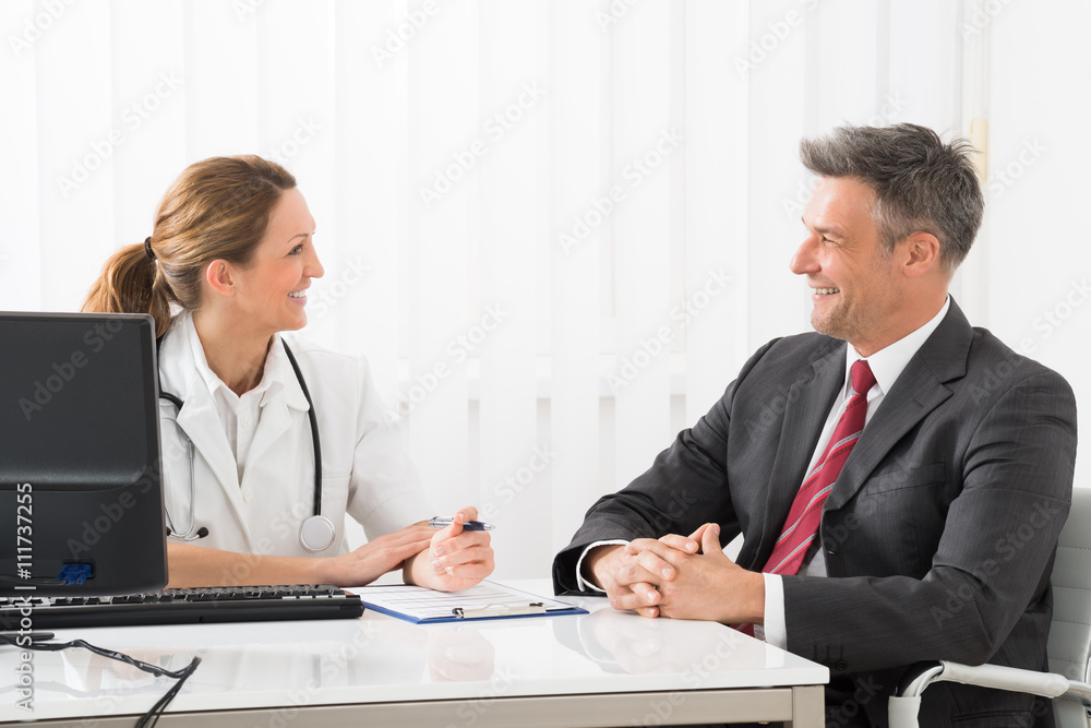 Obraz premium Doctor Talking To Businessman
