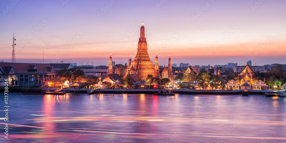 Naklejka premium Wgląd nocy Wat Arun Świątynia w bangkoku, Tajlandia