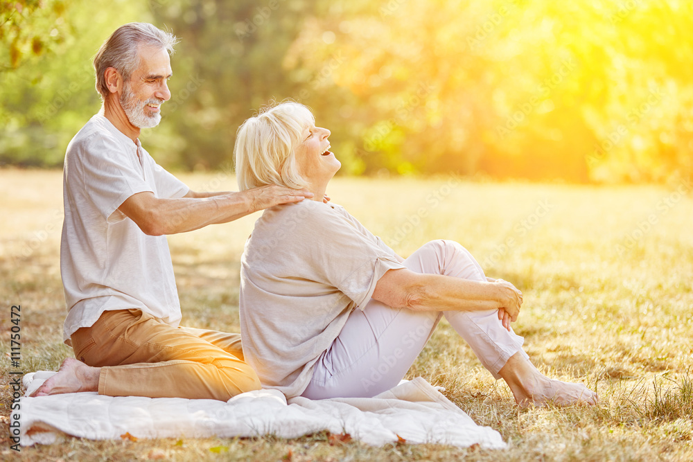 Mann massiert Nacken seiner Frau im Sommer Stock Photo Adobe Stock