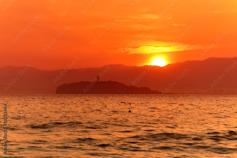 葉山森戸海岸から見る江ノ島と夕日