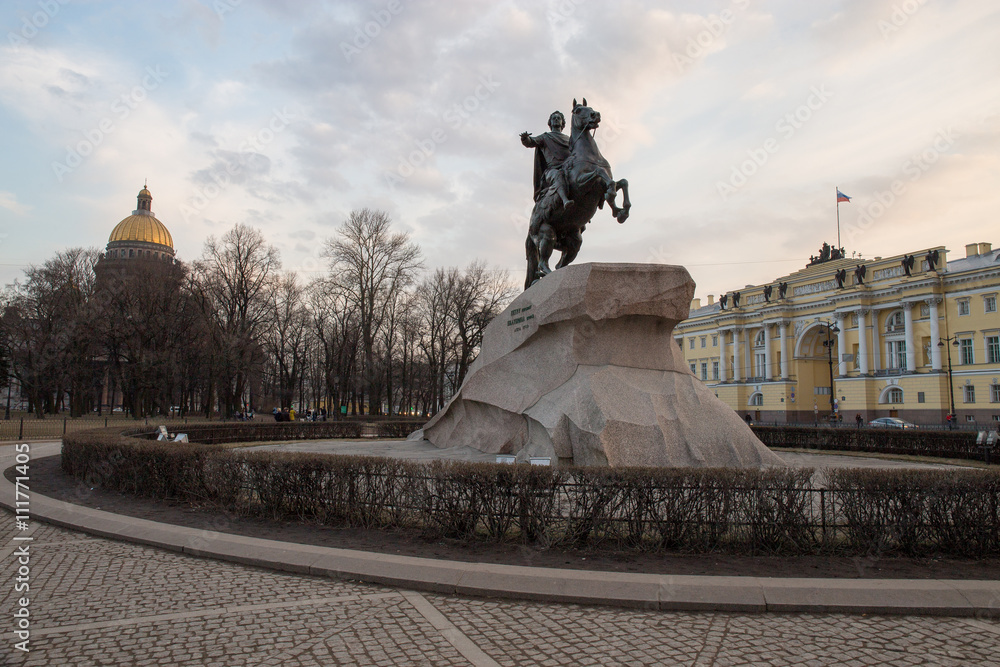 Fototapeta premium Вид памятника «Медный всадник» установленного на Исакиевской площади в Санкт-Петербурге на закате.